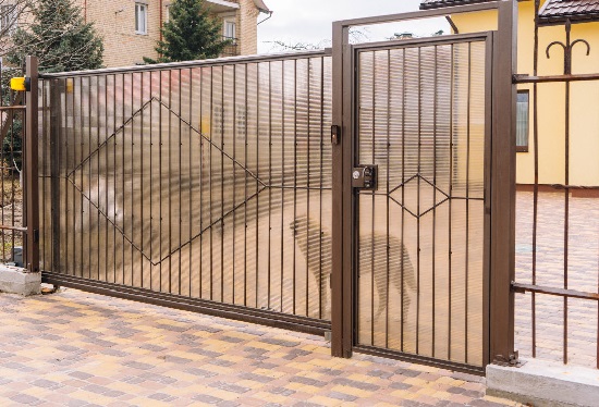 Купить ворота из профлиста с элементами ковки, с металлическими столбами в рамке или под дерево в Сибае от 157050 руб